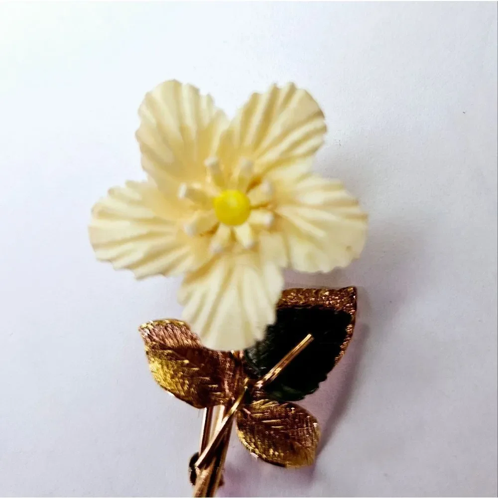 Vintage Wells Signed 14K Gold Filled Textured Cream Celluloid Flower Brooch Pin